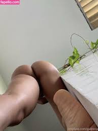 Gabreca nua mostrando a buceta pequena - Fotos Porno