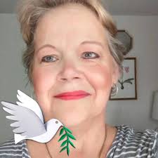 Okay, what is she doing ? Does she repeat what is being said in court ?