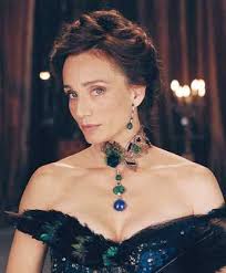 Goedemorgen lezers, voor de kerst heb ik afgelopen weekend nog even snel een 'eenvoudige' kerstring gemaakt. Baroness Udine Estif Arqua Of House Cordonah Kristin Scott Thomas Kristin Scott Fashion