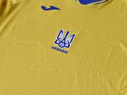 Wie wint het ek voetbal? Oekraine Tart Rusland Met Ek Shirt Outfit Noord Macedonie Onder Vuur Bij Fans Nos