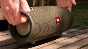 The portable jbl xtreme 2 speaker can be submerged in water and still pump out loud tunes with intense bass depth, making it ideal for outdoor use. Jbl Xtreme 2 Im Test Bluetooth Lautsprecher Mit Bassdruck Und Tragegurt