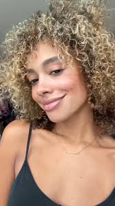 Watch @ellieraymont transform her look with our Dry Volume & Texture Spray  — instant fullness, effortless texture.