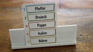 Pantomime, gestenreiche darstellungsform ohne sprache (die pantomime) oder deren darsteller (der pantomime). Just One Spiel Des Jahres 2019 Regeln Bilder Infos Zum Spiel
