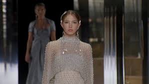 Nella seconda edizione del doppiaggio in italiano, il suo cognome fu cambiato in duchamp. Christy Turlington Burns Fashionnetwork Com Usa