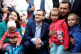 Jego rodzicami są janusz jerzy rudnicki, urodzony w 1931 w poznaniu, oraz maria natalia. Premier Rodzina Jest Fundamentem Naszego Rozwoju Kancelaria Prezesa Rady Ministrow Portal Gov Pl