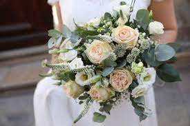 Simple à faire, de saison, découvrez les étapes pour réaliser seule votre bouquet de mariée. Mariage Champetre Boheme Chic Organisation Mariage Sud France