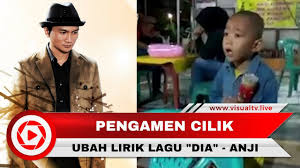 Cover Lagu Dia Anji Pengamen Cilik Bikin Pengunjung Tertawa Youtube Viral cewek abg hijab menyusui.