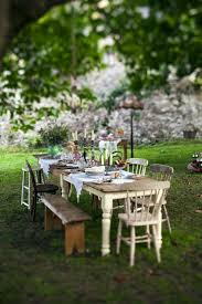 Gemutliche Garteneinrichtung Wunderschone Alte Stuhle Am Holztisch Party Garten Garten Und Outdoor Garten