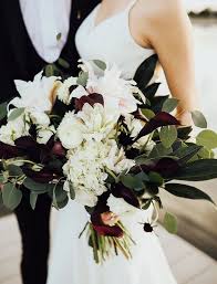 We simply can't get over how lush these white peony blooms are in this spring wedding bouquet. 21 Wedding Idea Clover Dunkle Hochzeit Weisser Blumenstrauss Wedding Winter