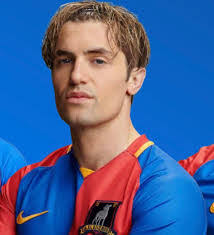 Phil Dunster's Instagram, Twitter & Facebook