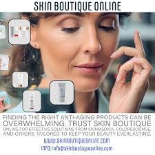 Amanda Earles's Instagram, Twitter & Facebook