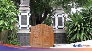 Analogi simbolik adalah analogi dimana sang arsitek menyelesaikan permasalahan desain pada awalnya, menara eiffel dibangun sebagai gerbang i'exposition universelle 1889. Gapura Malati Identitas Gerbang Kota Masyarakat Purwakarta
