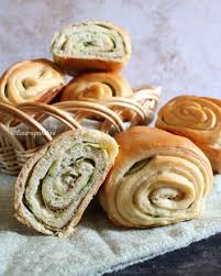 Spennellate i panini con il latte di riso e cospargete di semi di chia o sesamo, oppure per un effetto più rustico, infarinateli e poi incideteli con una lametta creando. Panini Arrotolati Sofficissimi La Ricetta Veloce E Sfiziosa Laura Pondini