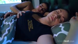 Сын пристает к спящей маме | Смотреть инцест порно видео онлайн