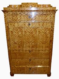 Wie man einen alten schrank aufarbeitet, dabei nicht den faden verliert und wie man sich am besten für eine farbe entscheidet oder auch nicht. Antik Mobelstucke