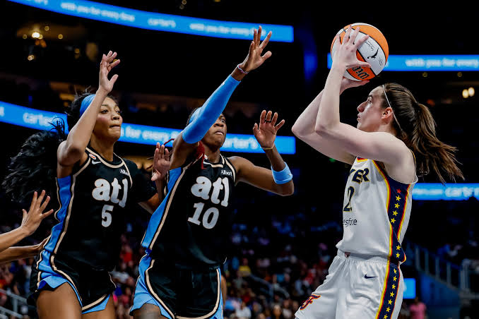 Angel Reese battling under the rim, do AI tạo