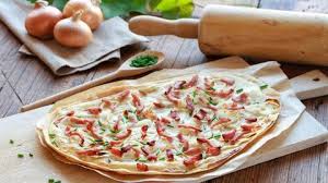 Flammkuchenteig Ohne Hefe So Gelingt Der Klassiker Aus Dem Elsass Flammkuchen Rezept Rezepte Flammkuchen Teig
