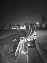27 Vintage Photos Of Military Couples That Will Melt Your Heart Military Couples Vintage Photography Vintage Photos