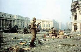 Prabusirea comunismului in germania de est a venit ca o consecinta logica a evenimentelor care se succedau cu repeziciune in blocul sovietic dar mai la inceputul anilor ĺ90 albania ramasese singura äpepinieraô a stalinismului in europa. 20 De Ani De La CÄƒderea Comunismului In Europa Ziarul Curentul