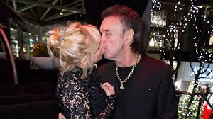 Facebook gives people the power to share and makes the world more open and connected. Yoz1q4lpa1a9 M