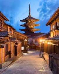 There S Something Magical About Wandering The Ancient Streets Of Kyoto Japan At Night Kyoto Japan Japanese Twilight Night Japan Reisen Kyoto Reisen