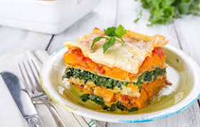 Per preparare le lasagne zucca e salsiccia iniziate tagliando la zucca a fette; Lasagna Con Zucca E Spinaci