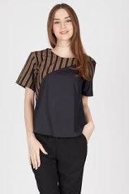 Rekomendasi baju terbaru wanita yang harus kamu bisa mengenakan blus cantik ini saat hang out atau kuliah. 35 Model Baju Batik Atasan 2018 Simple Casual Modern Di 2020 Dengan Gambar Desain Blus Model Pakaian Baju Atasan Wanita