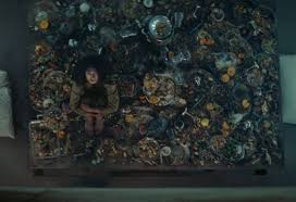 A slab of food descends floor by floor in a prison. El Hoyo Five Reasons To Watch It On Netflix Somag News