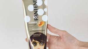 L’acqua inoltre da sola non può lavare via il sebo, e un eccesso fa ingrassare la cute a tal punto che si ostruiscono i follicoli, magari si infiammano pure con conseguente dermatite che si può estendere su tutto il corpo (specie viso, petto e schiena) e … Come Lavare I Capelli Senza Shampoo Con Immagini