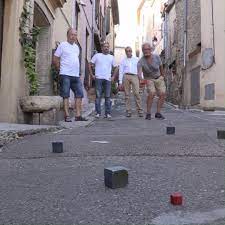 La boule carrée - Echappées Belles Côte d'Azur | Sur la Côte d'Azur, la  pétanque est bien plus qu'un jeu : et dans les villages pentus, les  habitants redoublent d'ingéniosité pour y