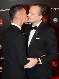 Luis miguel gonzález bosé, mejor conocido artísticamente como miguel bosé, es un cantante, músico, actor, director de televisión y conductor de origen español. La Fiesta En La Que Todo El Mundo Queria Estar El Disenador David Delfin Sal Loc El Mundo