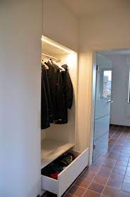 Damit das garderobenelement später ohne überstand an die sitzbank angelegt werden kann, wird die 160cm lange individuelle garderobe selber bauen. Garderoben
