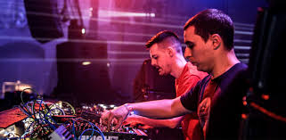 Ο dj στην προσπάθεια του να αλλάξει έναν μείκτη και να βοηθήσει έναν συνάδελφό του. Acid And Rave Me Toys 999999999 Sth 8essalonikh Clubber Gr