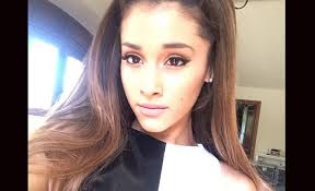 Ariana grande during quarantine, ari showed off her (very adorable) freckles and her sleepy nakey eyes in a series of photos on instagram stories. Ariana Grande Without Makeup Photos Saubhaya Makeup