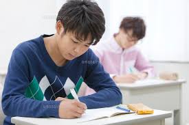 勉強する学生2人[07800056280]の写真・イラスト素材｜アマナイメージズ