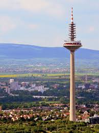 Ts Fernsehturm M Taunuslandschaft 300dpi Jpg 1 500 2 000 Pixel Fernsehturm Turm Landschaft