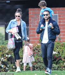 See more of chrissy teigen's fanbase on facebook. John Legend Und Chrissy Teigen Geniessen Sie Einen Tag Im Park Mit Ihren Kindern Luna Drei Und Meilen Aktuelle Boulevard Nachrichten Und Fotogalerien Zu Stars Sternchen