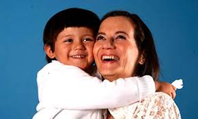 Su madre, trastornada por el desafortunado fallecimiento de su padre al justo momento de nacer su tercer hijo, vive atormentando a óscar al haber recibido el alma de su abuelo por obra del destino. Primeras Fotos De Clara Rojas Con Su Hijo Emmanuel Internacional Cadena Ser