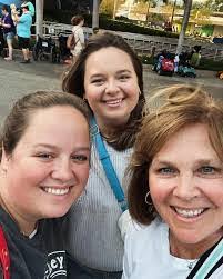 Kelly Stetz's Instagram, Twitter & Facebook