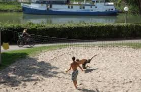 Der Stadtstrand Liegt In Stuttgart Bad Cannstatt Am Neckarufer Gegenuber Der Wilhelma Schonestrasse Gebiet Seilerwasen Parken Kann Man Im Wilhelma Parkhaus Stadtstrand Stadt Strande Ausflug