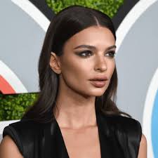 The photo was part of a personal essay she wrote for the magazine's september issue that focused on her experience with. Emily Ratajkowski Hair Faux Pas Hair Loss News Blog Skalp