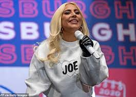 وعادت ليدي جاجا إلى أعمالها الغنائية الجديدة بعد فترة من الغياب، وطرحت أغنيتها الجديدة stupid love والتي صورتها على طريقة الفيديو كليب. Ù„ÙŠØ¯ÙŠ Ø¬Ø§Ø¬Ø§ Øª Ø­Ø±Ø¬ ØµØ¯ÙŠÙ‚Ù‡Ø§ Ø¨Ø§Ù„Ø­Ø¯ÙŠØ« Ø¹Ù† Ø§Ù„Ø¥ÙƒØ³ Ù„Ø³Ù‡ Ø¨Ø­Ø¨Ù‡ Ø§Ù„Ù…ØµØ±ÙŠ Ø§Ù„ÙŠÙˆÙ…