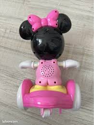 Baby Minnie chase and play hoverboard