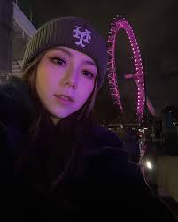 邓紫棋戴的是纽约大都会队的帽子耶