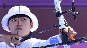 © adek berry / afp 東京五輪、アーチェリー女子団体で優勝した（左から）韓国の安山、張ミン喜、姜彩栄（2021年7月25日撮影）。 韓国は世界12位の経済を誇る技術大国だが、社会は今も男性優位で、女性の権利面では後れを取っている。 Nxbdjusy2yblym