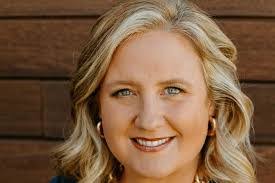 Kelly Knowles's Instagram, Twitter & Facebook