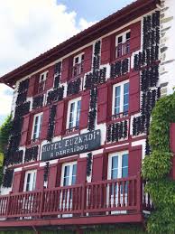 Les Facades Typiques Du Pays Basque Avec Ses Piments Le Joli Village D Espelette Pays Basque Basque Pays