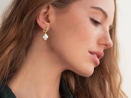 Amazon.com: עגילי זהב מתנדנדים, עגילי חישוק קטנים מצופים זהב 14 קראט עם קמע  תלתן, עגילים מתנדנדים עדינים לנשים, פליז, ללא אבן חן : ביגוד, נעליים  ותכשיטים