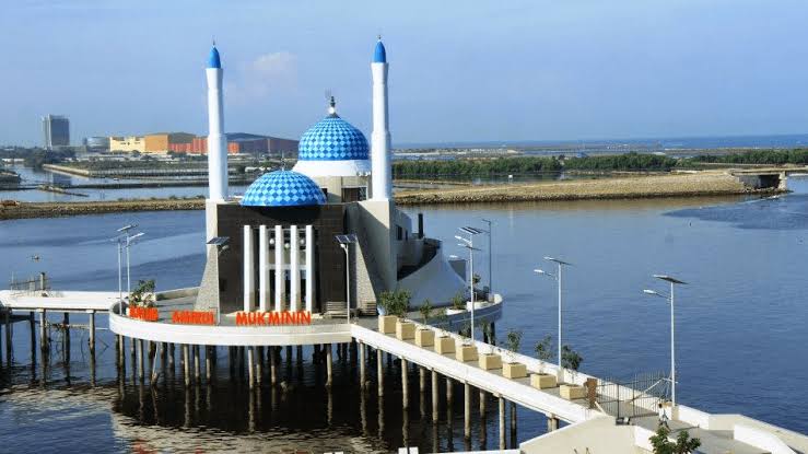 Hasil gambar untuk Masjid Terapung Makassar