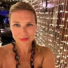 Elizabeth Greig's Instagram, Twitter & Facebook